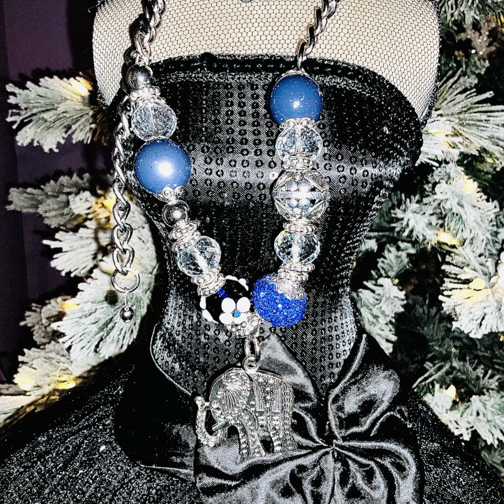 💙💙💙💙💙 Beautiful Blue and Clear necklace.